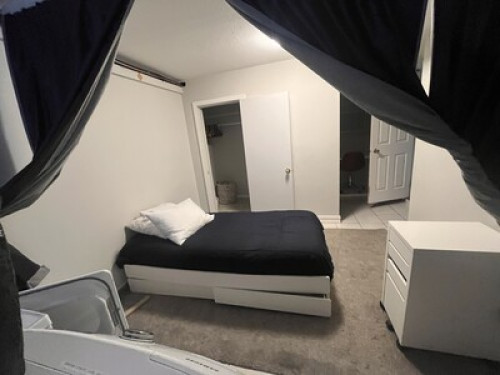Queen Bed. 20 minutes to downtown.  - Gallery - 34
