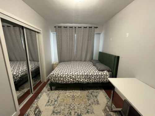 Queen Bed. 20 minutes to downtown. 