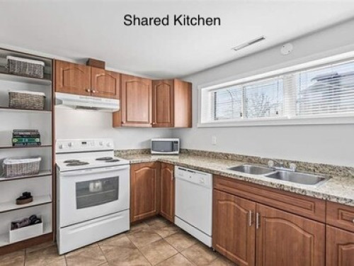 Queen Bed. 20 minutes to downtown.  - Gallery - 26