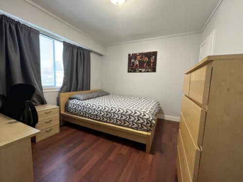 Queen Bed. 20 minutes to downtown. 