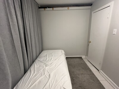 Queen Bed. 20 minutes to downtown.  - Gallery - 31