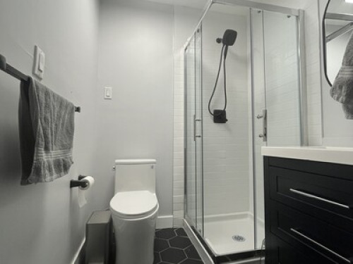 Queen Bed. 20 minutes to downtown.  - Gallery - 64