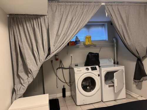 Queen Bed. 20 minutes to downtown.  - Gallery - 33