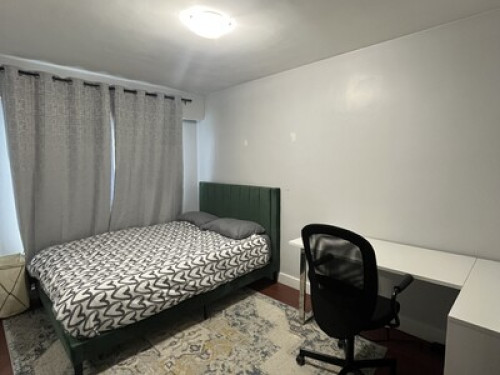Queen Bed. 20 minutes to downtown. 