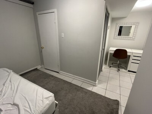Queen Bed. 20 minutes to downtown.  - Gallery - 32