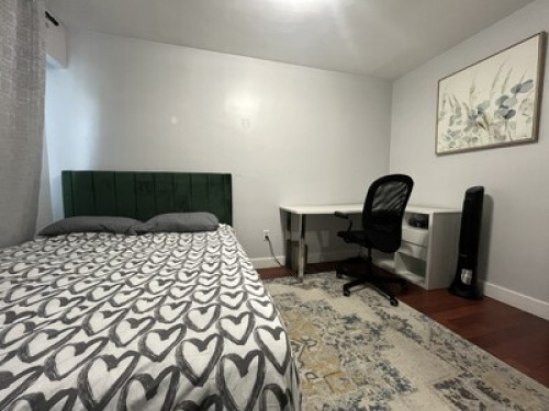 Queen Bed. 20 minutes to downtown. 
