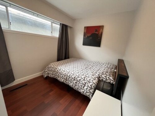 Queen Bed. 20 minutes to downtown. 