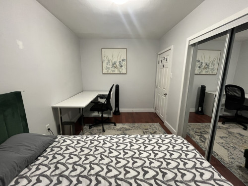 Queen Bed. 20 minutes to downtown.  - Gallery - 9