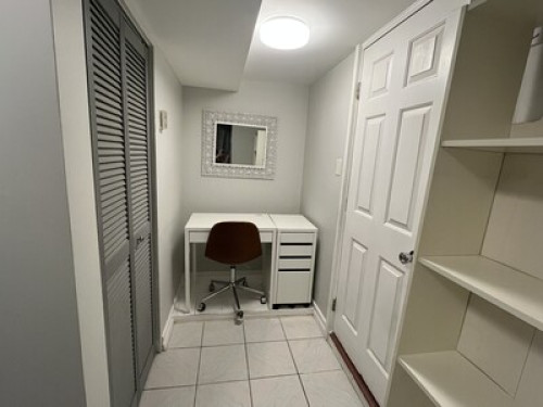 Queen Bed. 20 minutes to downtown.  - Gallery - 19