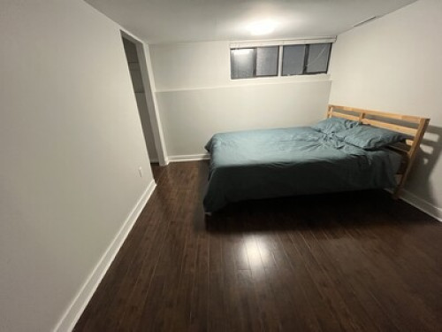 Queen Bed. 20 minutes to downtown.  - Gallery - 10