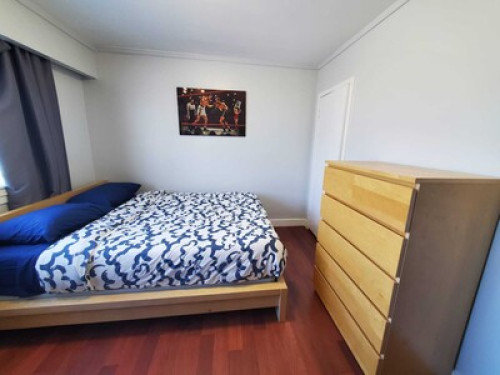 Queen Bed. 20 minutes to downtown.  - Gallery - 49