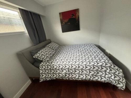 Queen Bed. 20 minutes to downtown.  - Gallery - 46
