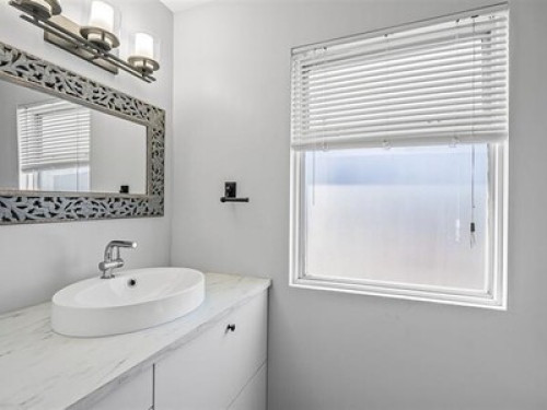 Queen Bed. 20 minutes to downtown.  - Gallery - 38
