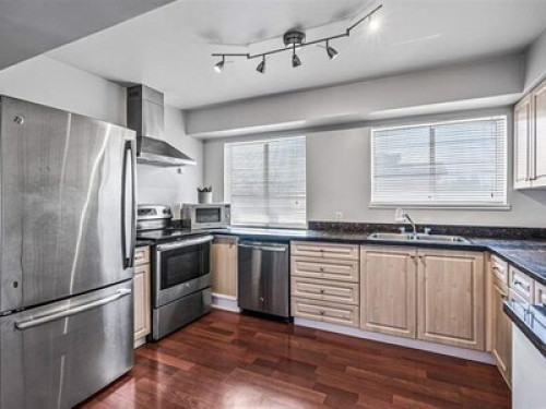 Queen Bed. 20 minutes to downtown.  - Gallery - 36