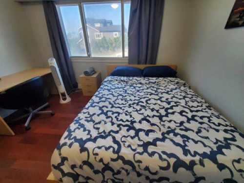 Queen Bed. 20 minutes to downtown. 