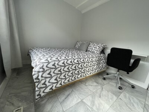 Queen Bed. 20 minutes to downtown.  - Gallery - 51
