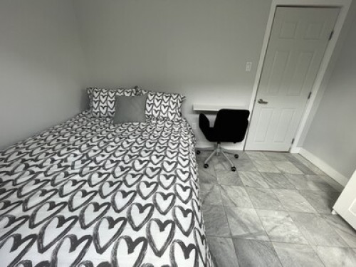 Queen Bed. 20 minutes to downtown.  - Gallery - 52