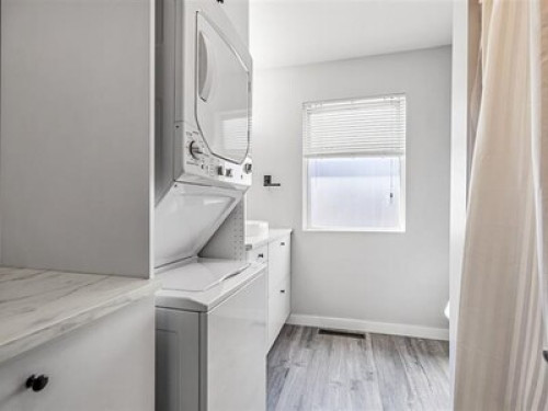 Queen Bed. 20 minutes to downtown.  - Gallery - 37