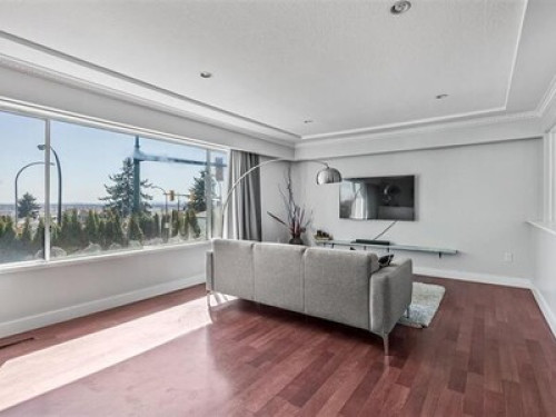 Queen Bed. 20 minutes to downtown.  - Gallery - 40