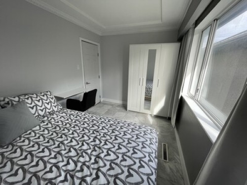 Queen Bed. 20 minutes to downtown.  - Gallery - 45