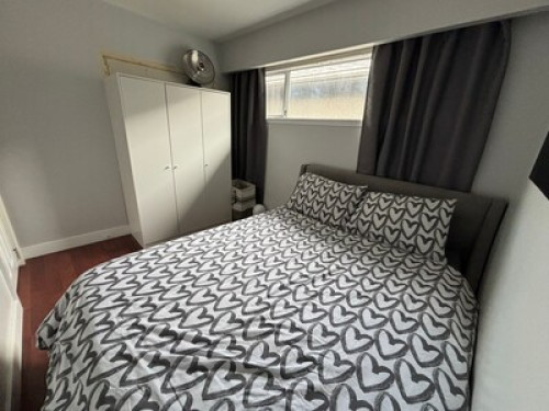 Queen Bed. 20 minutes to downtown.  - Gallery - 47