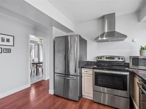 Queen Bed. 20 minutes to downtown.  - Gallery - 44