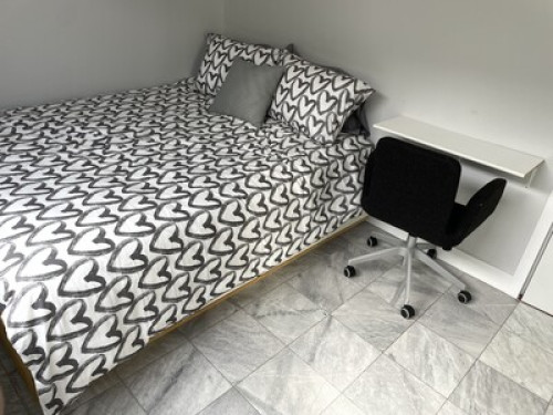Queen Bed. 20 minutes to downtown.  - Gallery - 50
