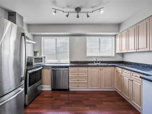 Queen Bed. 20 minutes to downtown.  - Gallery - 63