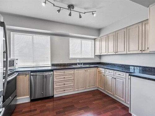 Queen Bed. 20 minutes to downtown.  - Gallery - 43