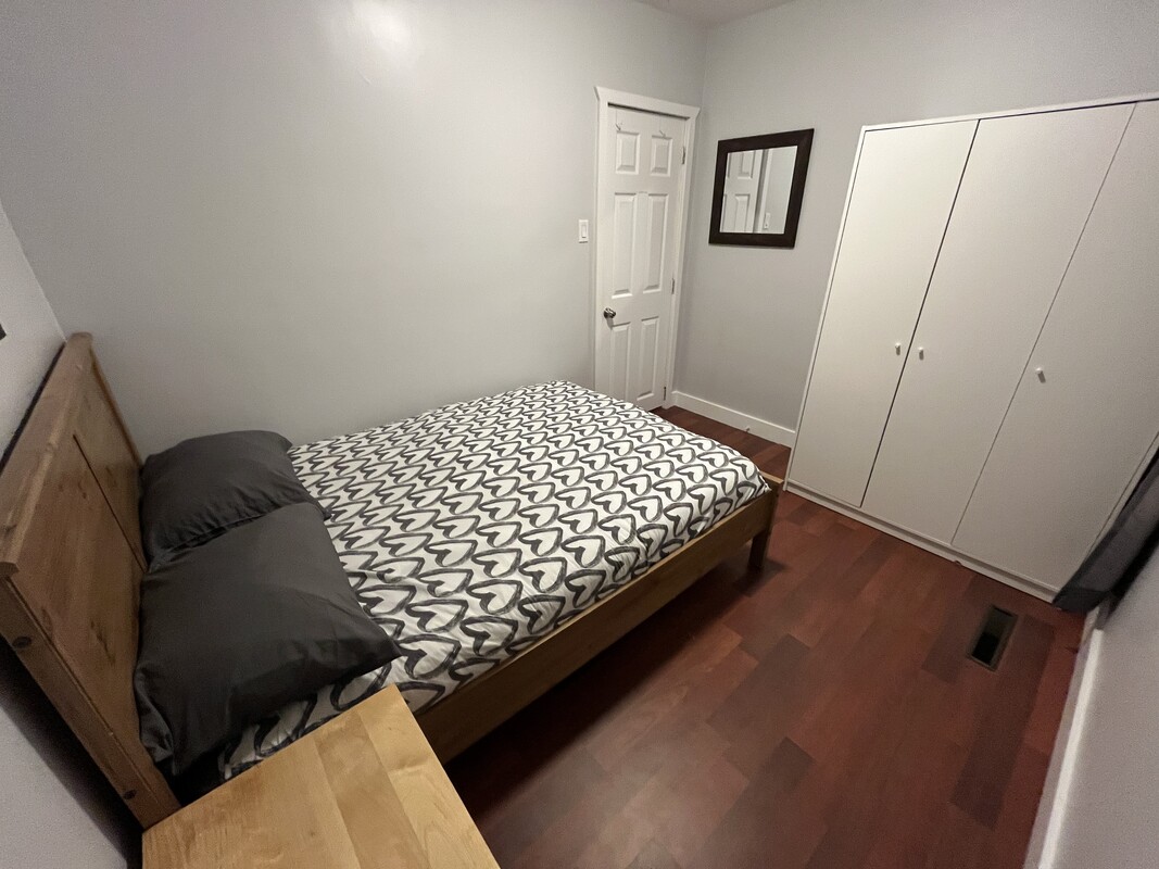U4, Double Bed(Full Room) - Queen Bed. 20 minutes to downtown. - Gallery - 1
