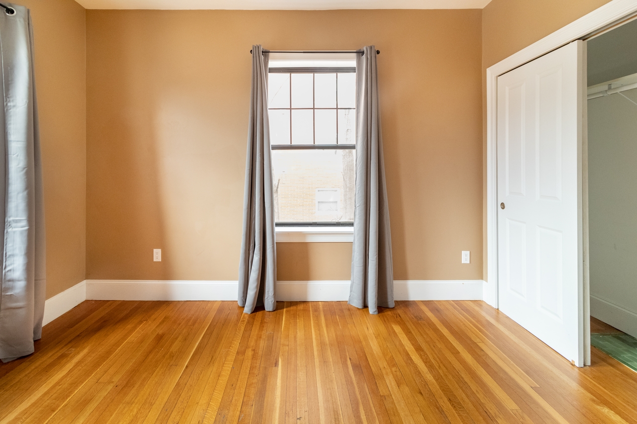#954: Brookline - Queen Bedroom A - #954: Brookline - Gallery - 3