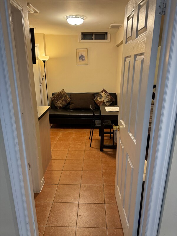 Bedroom 1 (2 Adults) & Lounge Sofa Bed For Child(Full Room) - Sunnys HomeStay Toronto Mississauga - Gallery - 1