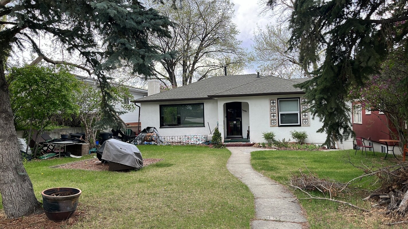 Private & Safe Large Studio Bsmt Near UofC, SAIT & DT(Single Bed) - 1