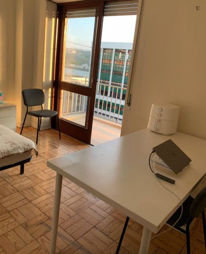 Sunny double bedroom close to Universidade De Coimbra