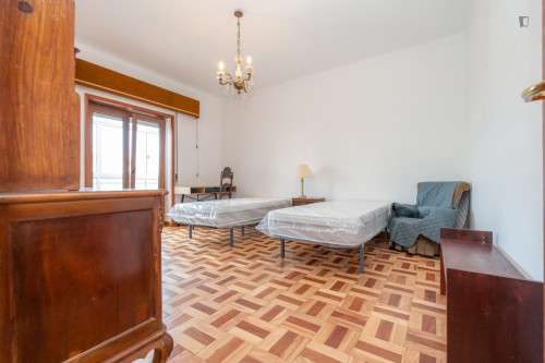 Bright bedroom next to Faculdade de Economia 