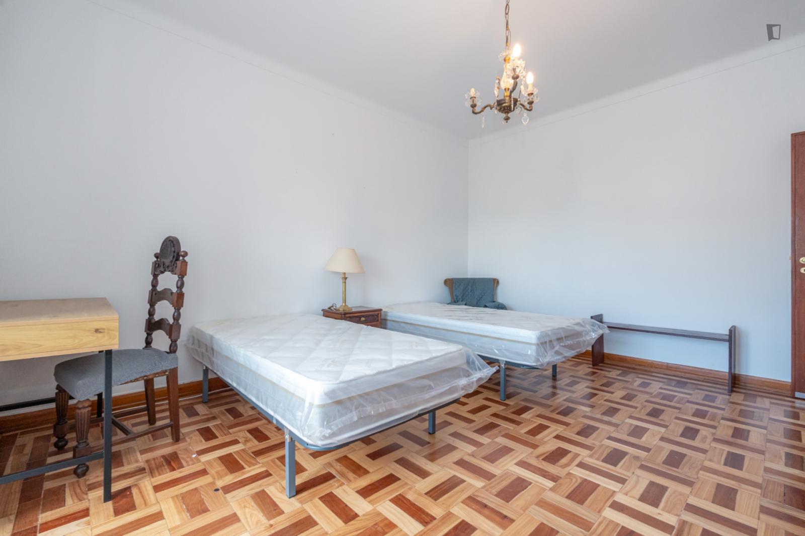 Bright Bedroom Next To Faculdade De Economia  - 1