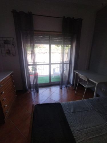 Single bedroom, with balcony, in 3-bedroom apartment