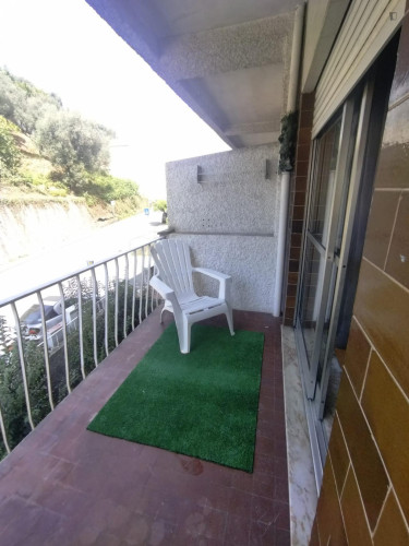 Single bedroom, with balcony, in 3-bedroom apartment