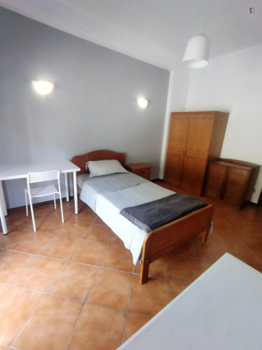 Single bedroom, with balcony, in 3-bedroom apartment