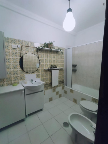 Single bedroom, with balcony, in 3-bedroom apartment - Gallery - 12