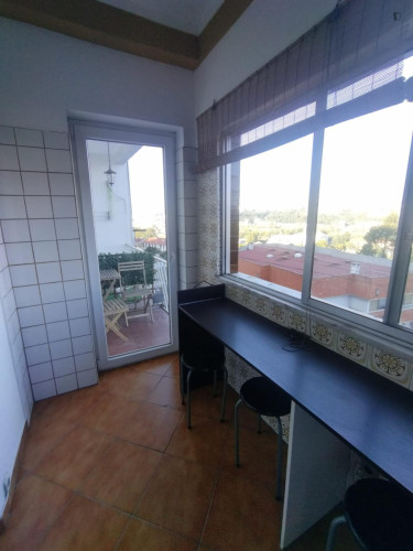 Single bedroom, with balcony, in 3-bedroom apartment - Gallery - 7