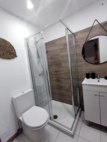 Single bedroom, with balcony, in 3-bedroom apartment - Gallery - 10