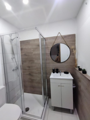 Single bedroom, with balcony, in 3-bedroom apartment - Gallery - 11