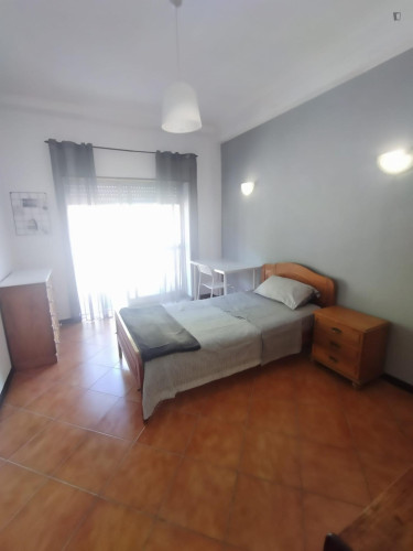 Single bedroom, with balcony, in 3-bedroom apartment