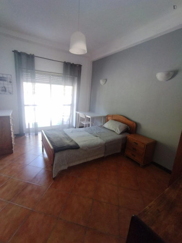 Single bedroom, with balcony, in 3-bedroom apartment - Gallery - 5