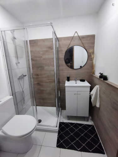 Single bedroom, with balcony, in 3-bedroom apartment - Gallery - 9
