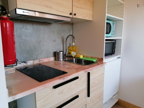 Cosy studio next to HUC - Weekly Cleaning w/Change of Sheets and Towels Included