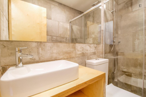 Cosy studio next to HUC - Weekly Cleaning w/Change of Sheets and Towels Included