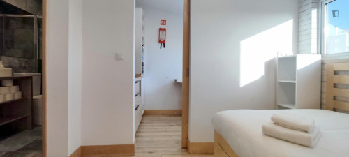 Cosy studio next to HUC - Weekly Cleaning w/Change of Sheets and Towels Included - Gallery - 5