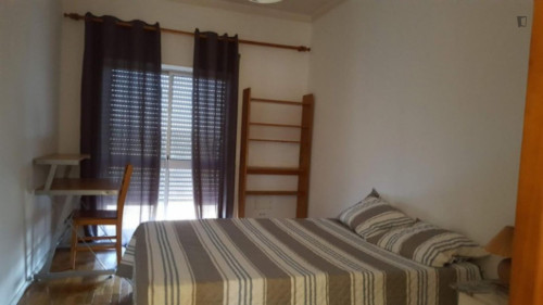 Comfy double bedroom in a 3-bedroom apartment near Instituto Superior de Engenharia de Coimbra